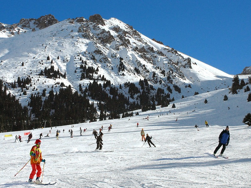 mensen die skiën in Oostenrijk
