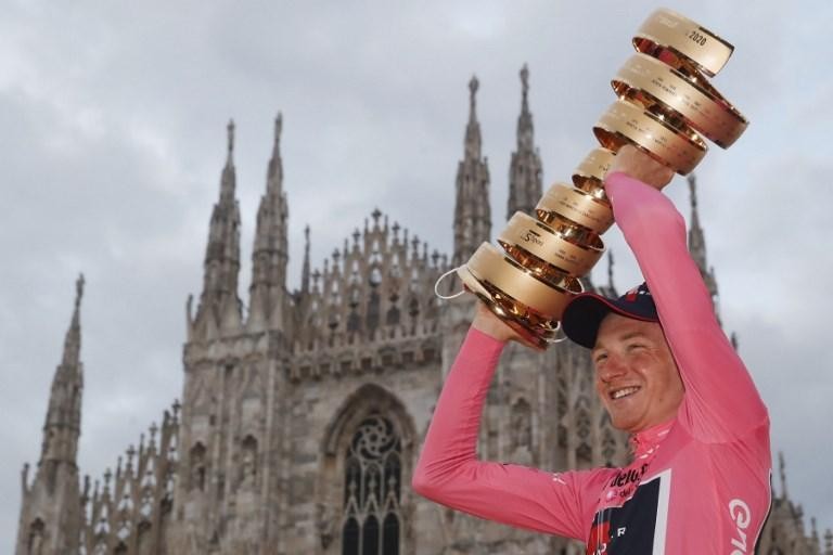 de winnaar van de Giro met zijn prijs