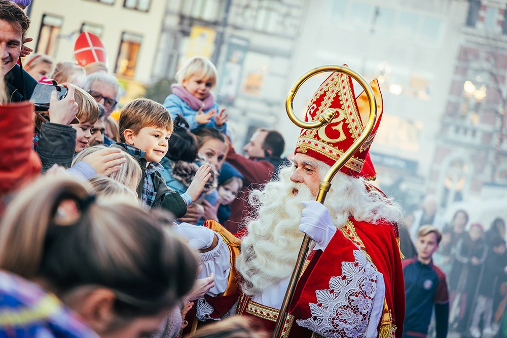 Sinterklaas op bezoek bij kinderen in de stad