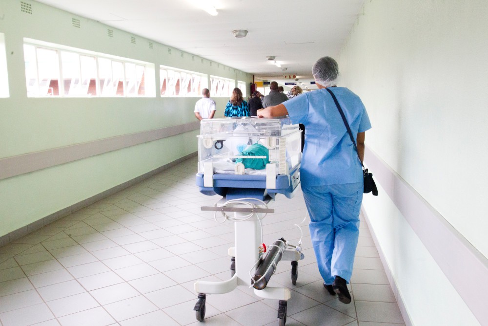 Een verpleger loopt door een ziekenhuis