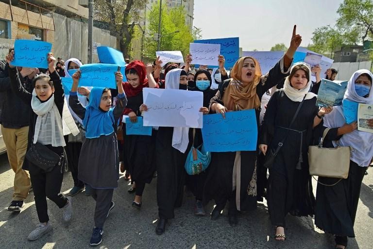 Afghaanse meisjes en vrouwen komen op straat tegen de taliban
