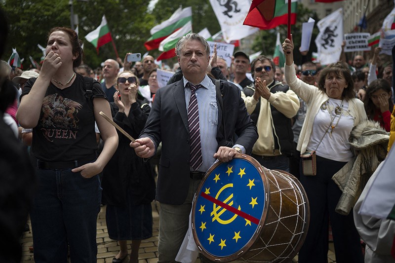 Mensen in Bulgarije betogen tegen de euro. Zij willen hun eigen munt houden. Foto AFP / N. Doychinov