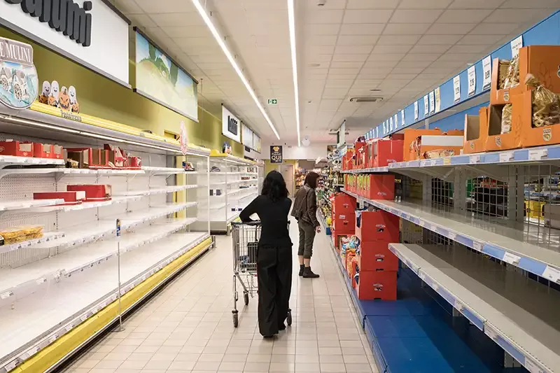 lege rekken in de winkel