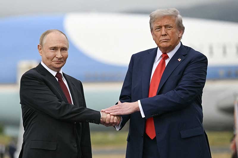 Trump en Poetin schudden de hand