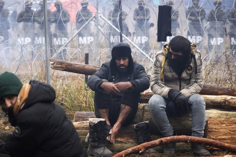 migranten aan de grens tussen Polen en Wit-Rusland