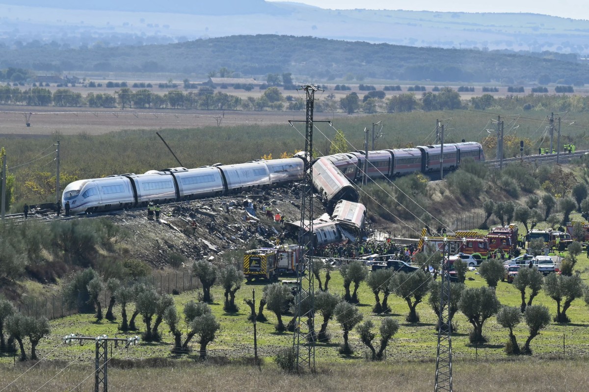 De twee treinen gingen van de sporen. Foto AFP / J. Soriano
