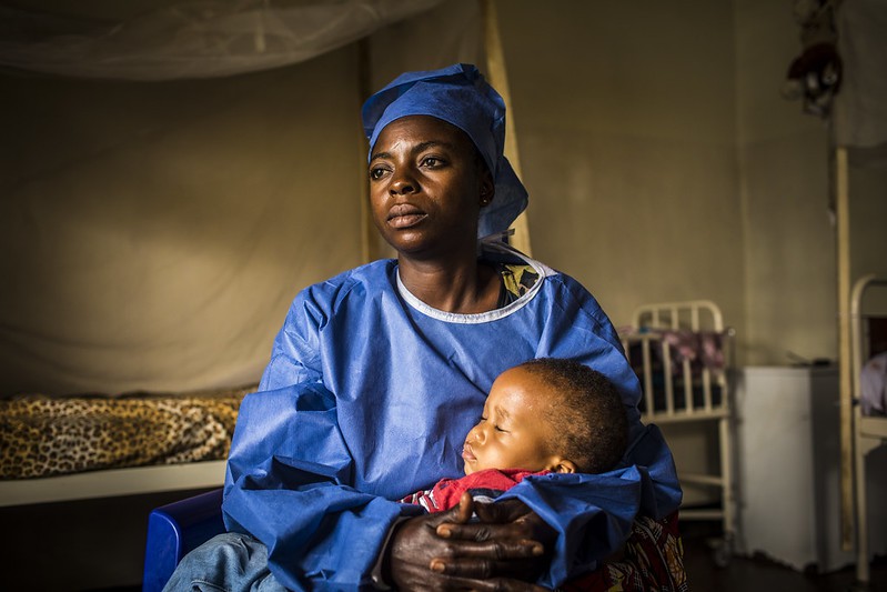 Vrouw met ziek kind in Oost-Congo