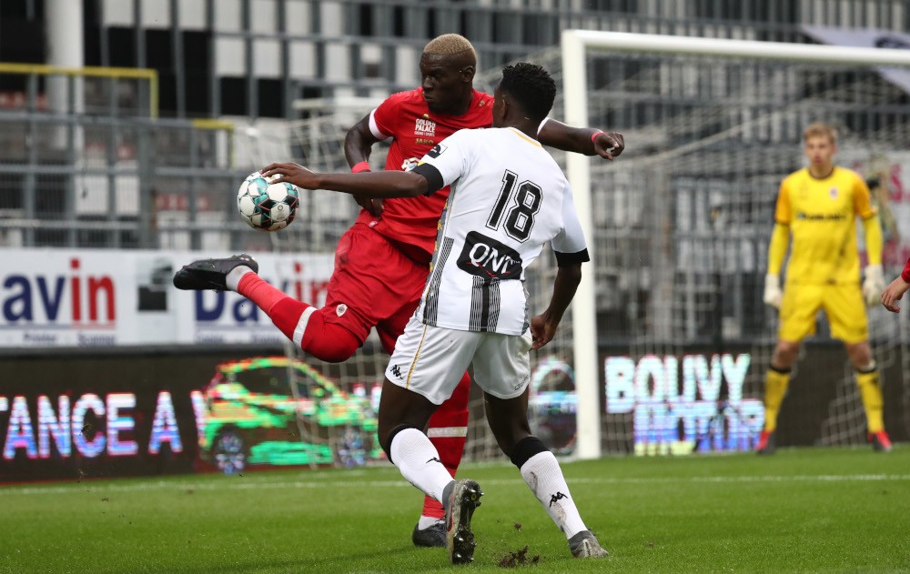 Abdoulaye Seck van Antwerp en Frank Tsadjout van Sporting Charleroi vechten om de bal