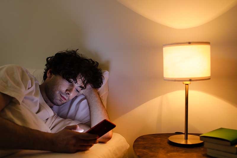 man op smartphone