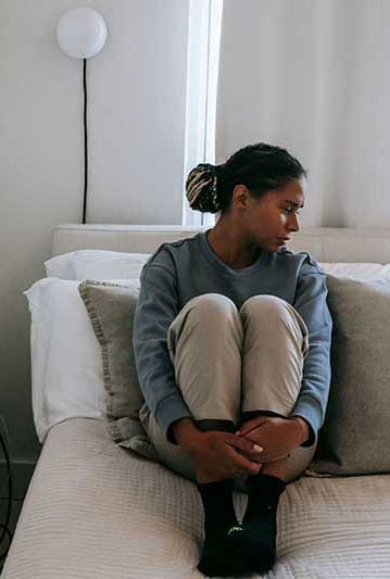 Trieste vrouw op een sofa