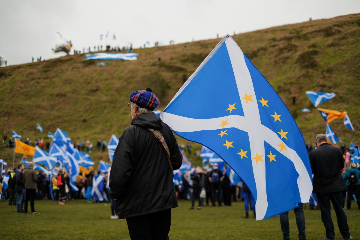 De Schotse vlag, met de sterren van de Europese Unie erin