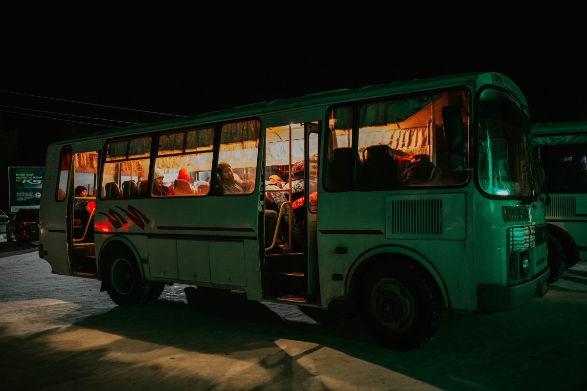 een bus in het donker